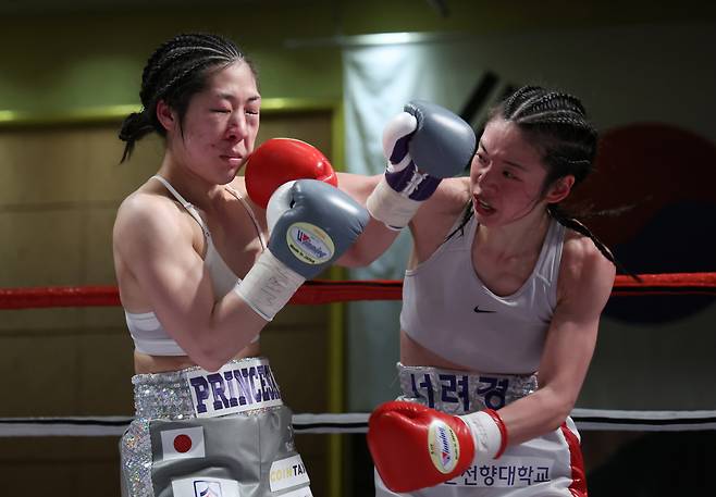 '의사복서' 서려경이 16일 서울 스위스그랜드호텔에서 열린 WIBA 미니멈급 세계타이틀매치 요시가와 리유나와의 경기에서 펀치를 날리고 있다.[뉴시스]