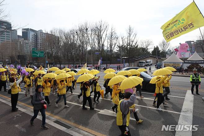 [서울=뉴시스] 김금보 기자 = 세월호 10주기 전국시민행진 참가자들이 16일 서울 중구 서울시의회 앞 세월호기억관을 향해 행진하고 있다. 2024.03.16. kgb@newsis.com
