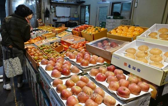 가락동 농수산물 센타 청과동을 찾은 고객이 사과 대신 다른 과일을 살펴보고 있다. 2024.3.13. 안주영 전문기자