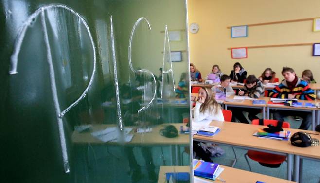 OECD가 주관해 3년마다 발표하는 ‘국제학업성취도평가(PISA)’의 최신 결과가 발표되었다. 사진은 독일 한 중등학교에서 수업하는 학생들. ⓒEPA