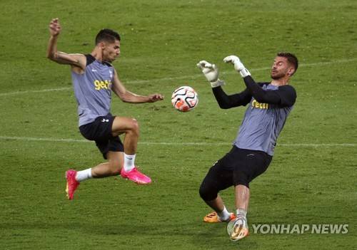 안지 포스테코글루 감독이 15일(한국시간) 풀럼과의 경기 전 기자회견에서 솔로몬의 2023-2024시즌 내 복귀가 쉽지 않다고 말했다. 연합뉴스