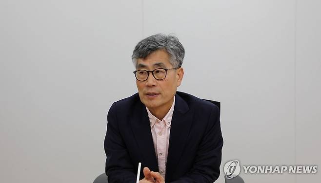 연합뉴스와 인터뷰 중인 최연혁 교수 [촬영 김수지]