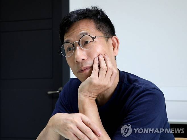 연합뉴스와 인터뷰 중인 진중권 교수 [정한솔 촬영)