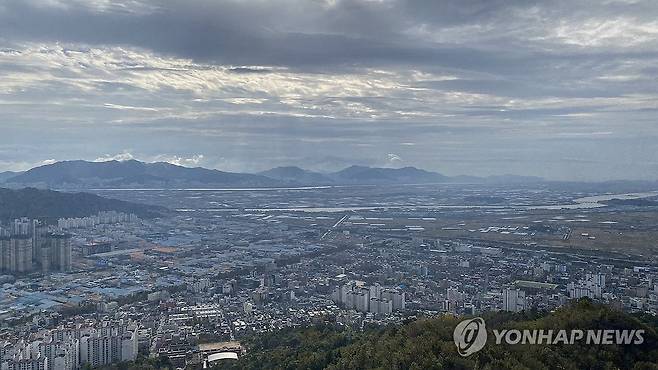 분산성에서 본 굽이치는 낙동강과 김해시가지 전경 [연합뉴스 자료사진]