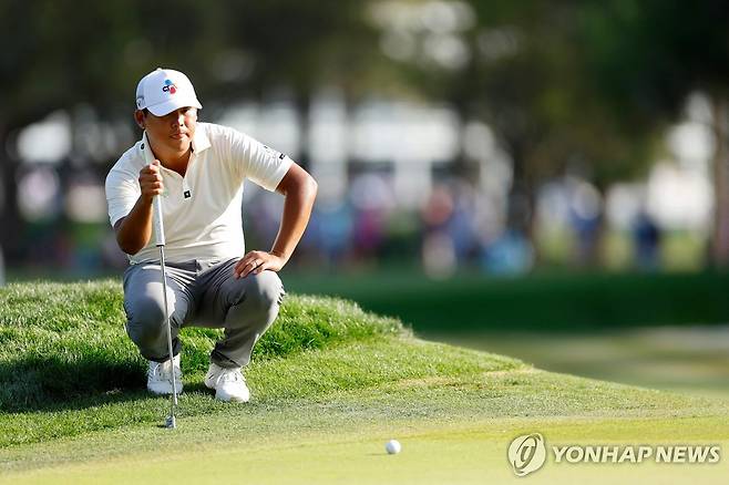 2라운드 15번 홀 그린 살피는 김시우 [게티이미지/AFP=연합뉴스]