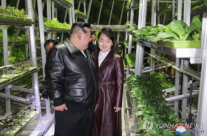 북한 김정은, 딸 주애와 강동종합온실 준공식 참석 (평양 조선중앙통신=연합뉴스) 김정은 북한 국무위원장이 지난 15일 딸 주애와 강동종합온실 준공 및 조업식에 참석했다고 조선중앙통신이 16일 보도했다. 2024.3.16 
    [국내에서만 사용가능. 재배포 금지. For Use Only in the Republic of Korea. No Redistribution] nkphoto@yna.co.kr