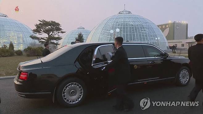 푸틴이 선물한 김정은 전용차 '아우루스' (서울=연합뉴스) 김정은 북한 국무위원장이 지난 15일 딸 주애와 강동종합온실 준공 및 조업식에 참석했다고 조선중앙TV가 16일 보도했다. 이날 김 위원장은 푸틴 러시아 대통령이 선물한 '아우루스' 전용차를 처음 타고 등장했다. [조선중앙TV 화면] 2024.3.16 
    [국내에서만 사용가능. 재배포 금지. For Use Only in the Republic of Korea. No Redistribution] nkphoto@yna.co.kr