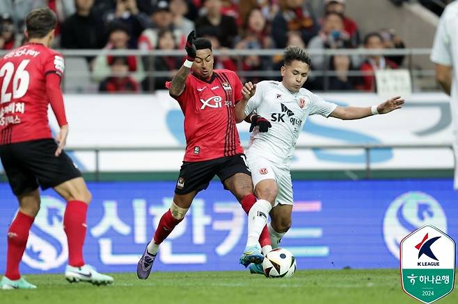 서울 린가드, 제주 헤이스의 경합 [한국프로축구연맹 제공. 재판매 및 DB 금지]