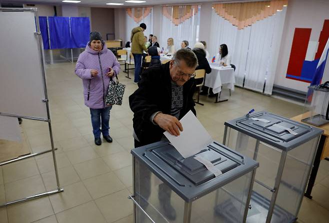15일(현지시간) 러시아가 통제하는 우크라이나 도네츠크 지역의 키로프스케 마을에서 한 남성이 러시아 대통령 선거 투표소에서 투표를 하고 있다. (사진=로이터)