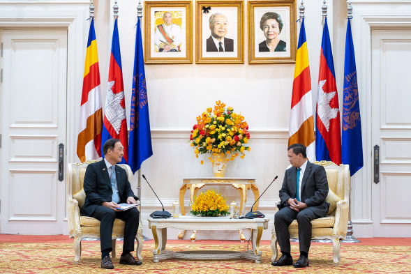 장원삼(좌측) 코이카 이사장이 훈 마넷 캄보디아 총리와 만나 ODA사업 관련 협업을 논의하고 있다(사진=코이카)