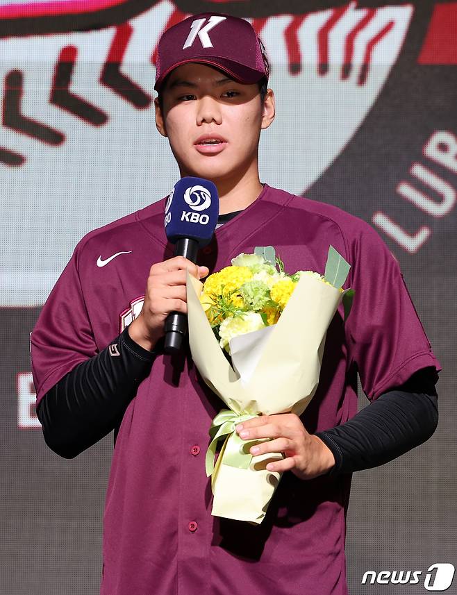 14일 오후 서울 중구 웨스틴조선호텔 그랜드볼룸에서 열린 ‘2024 KBO 신인 드래프트’에서 키움 히어로즈 1라운드 9순위로 지명된 김윤하(장충고)가 소감을 말하고 있다. 2023.9.14/뉴스1 ⓒ News1 김진환 기자
