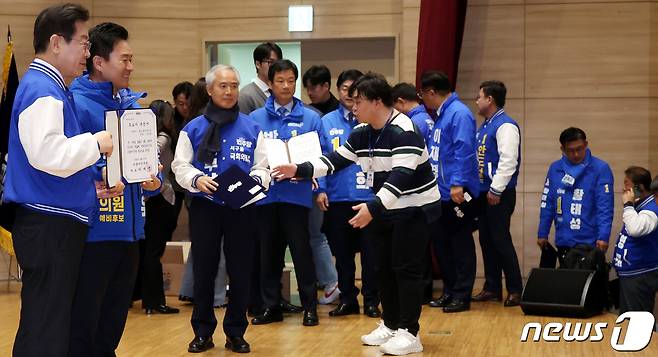 이재명 더불어민주당 대표가 17일 국회 의원회관에서 열린 제22대 총선 후보자 대회를 마치고 총선 후보자들과 기념촬영을 하고 있다. (공동취재) 2024.3.17/뉴스1 ⓒ News1 송원영 기자