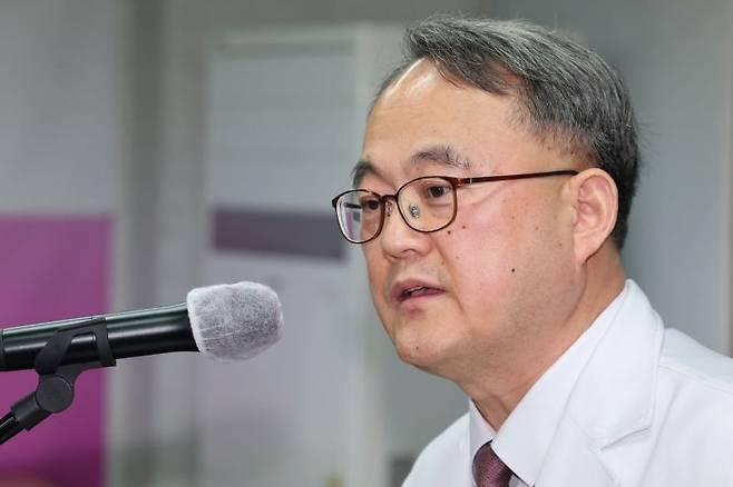 주영수 국립중앙의료원장이 17일 서울 중구 국립중앙의료원에서 열린 전문의협의회 성명문에 대한 국립중앙 의료원 입장표명 간담회에서 입장을 밝히고 있다. [이미지출처=연합뉴스]