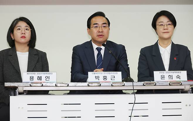 지난 2월 21일 국회 의원회관에서 열린 민주개혁진보 선거연합 합의 서명식에서 박홍근 민주당 민주연합추진단장이 발언하고 있다.