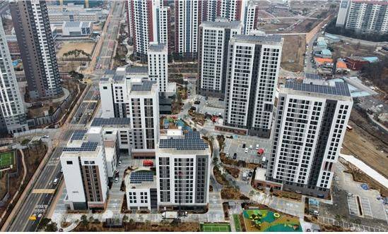 지난  2월 입주를 시작한 제로에너지 5등급의 인천검단 AA10-2블록 전경. LH제공