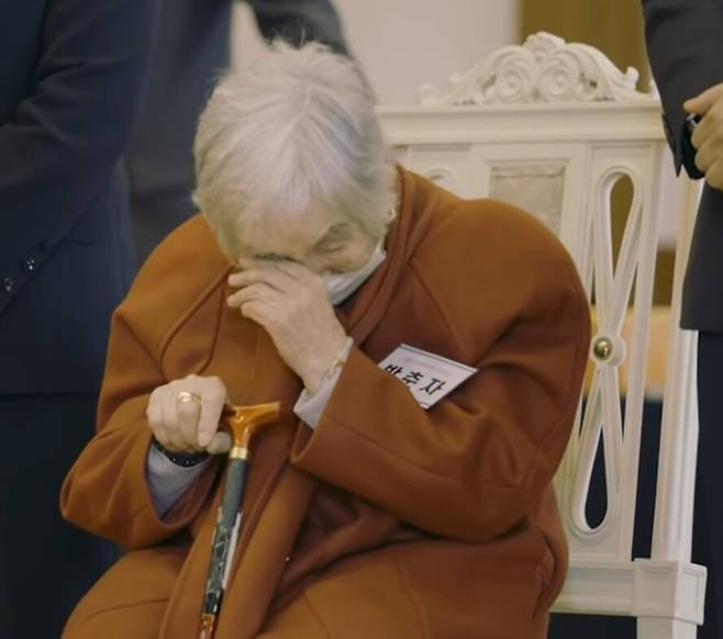 2021년 12월3일 청와대에서 열린 ‘2021 기부·나눔단체 초청행사\'에 참석했던 박춘자 할머니가 눈물을 흘리고 있다. 문재인정부 청와대 유튜브 갈무리
