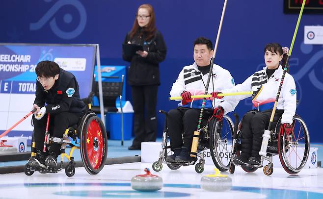 16일 강릉컬링센터에서 열린 2024 세계휠체어믹스더블컬링선수권대회 결승 경기. 대한장애인체육회 제공