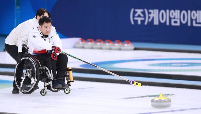 16일 강릉컬링센터에서 열린 2024 세계휠체어믹스더블컬링선수권대회 결승에서 정태영 선수가 투구하고 있다. 대한장애인체육회 제공