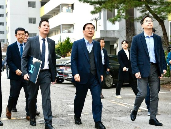 윤영준 현대건설 대표이사(가운데)가 지난 13일 여의도 한양아파트 단지를 찾았다고 현대건설이 밝혔다.