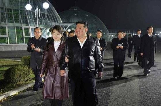 지난 15일 강동종합온실을 찾은 김주애가 김정은의 팔짱을 끼고 걷는 모습. 노동신문. 뉴스1.