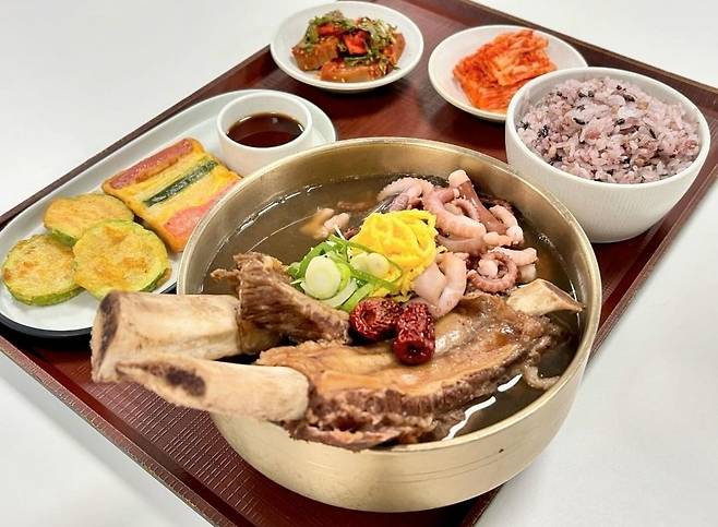 동원홈푸드 한국투자증권점이 특식 메뉴로 선보인 낙지 왕갈비탕. 사진=한국투자증권점 인스타그램