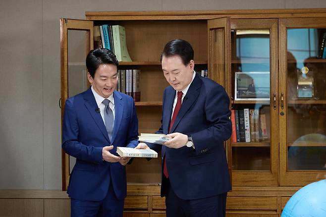 윤석열 대통령이 지난 2월 4일 서울 용산 대통령실에 열린 KBS 신년대담  ‘특별대담 대통령실을 가다’(2월 7일 공개) 녹화를 마치고 박장범 앵커에게 집무실을 소개하고 있다. /대통령실