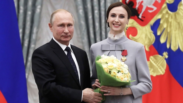 스베틀라나 자하로바가 지난 2019년 4월 모스크바 크렘린궁에서 푸틴 러시아 대통령으로부터 훈장을 받고 있는 모습.     타스연합뉴스