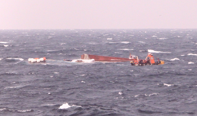 해양경찰청이 17일 경북 포항시 구룡포읍 동쪽 120㎞ 해상에서 전복된 어선에 접근해 구조 활동을 벌이고 있다. 이날 오전 2시44분쯤 9.77t급 대게잡이 자망어선 A호가 전복해 선원 5명이 구조되고 1명이 실종됐다. 뉴시스