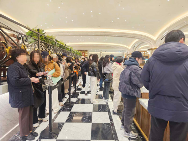 스위트파크가 오픈한 지난달 15일 오전, 한 디저트 매장에 방문객들이 길게 줄을 서 있는 모습.   신세계백화점 제공