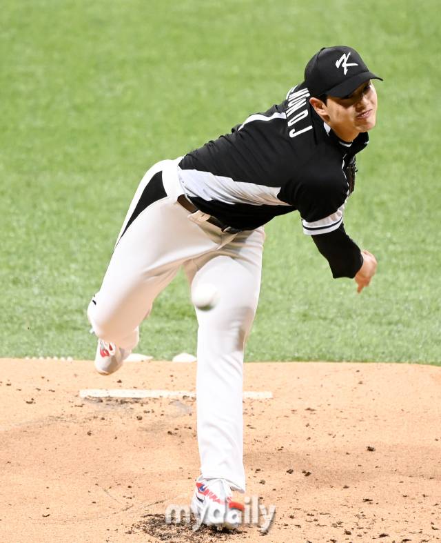 2024년 3월 17일 서울 구로구 고척스카이돔에서 열린 '메이저리그 월드투어 서울시리즈 2024' 스페셜 매치 팀 코리아와 샌디에이고 파드리스의 경기, 1회말 팀 코리아 선발투수 문동주가 역투하고 있다./고척 = 유진형 기자 zolong@mydaily.co.kr