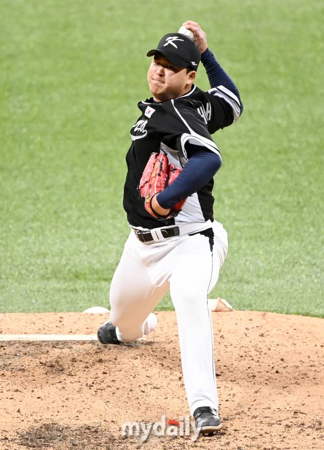 2024년 3월 17일 서울 고척스카이돔에서 열린 ‘메이저리그 월드투어 서울시리즈 2024’ 스페셜 매치 팀코리아와 샌디에이고 파드리스의 경기, 신민혁이 역투하고 있다./고척 = 유진형 기자 zolong@mydaily.co.kr