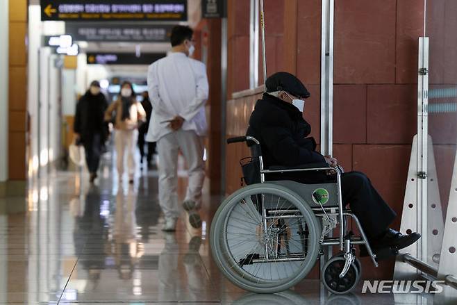 [서울=뉴시스] 고승민 기자 = 13일 서울의 한 대학병원에서 휠체어에 앉은 한 노인이 생각에 잠겨 있다. 2024.03.13. kkssmm99@newsis.com