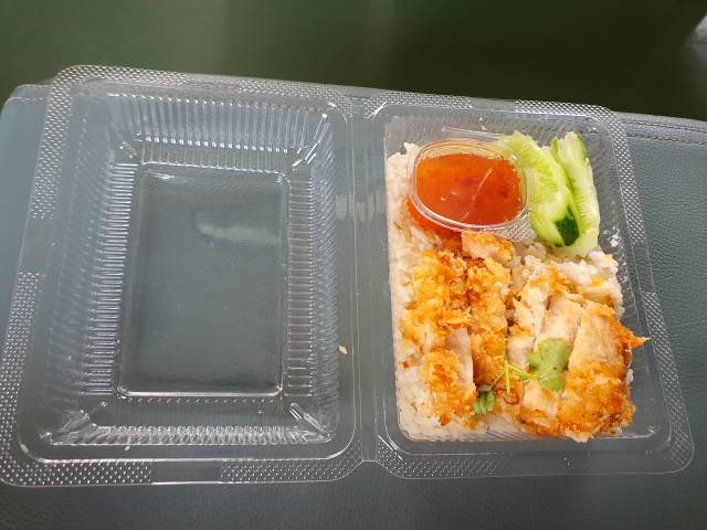 ▲톤부리역 앞 시장에서 산 아침식사용 도시락. 싸고 맛났다. ⓒ박흥수