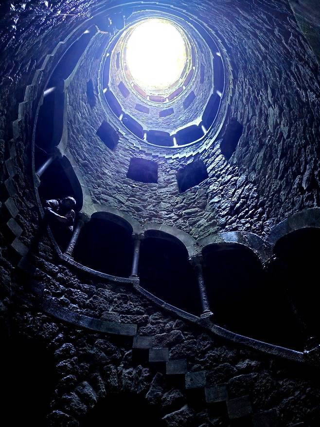 바닥에서 올려다 본 지하 9층탑.