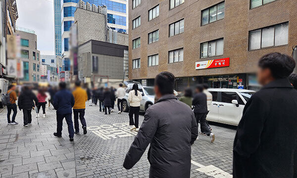 지난 12일 서울 중구 북창동 음식거리 일대가 점심을 먹기 위해 찾은 직장인들로 북적이고 있다. 이강진 기자