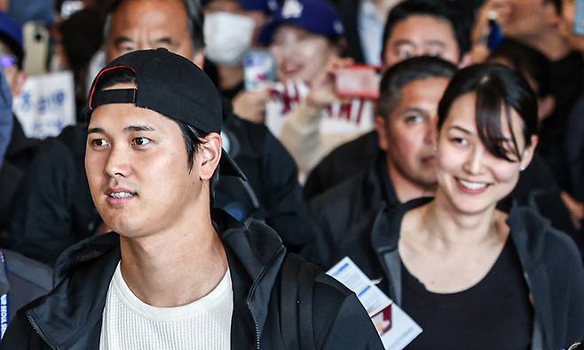 미국프로야구(MLB) 월드투어 서울시리즈에 출전하는 LA 다저스 오타니 쇼헤이가 지난 15일 인천국제공항 제1터미널을 통해 부인 다나카 마미코와 함께 입국하고 있다. 뉴스1