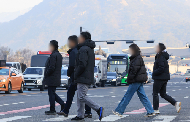 8일 오전 서울 광화문네거리에서 시민들이 횡단보도를 건너고 있다. 연합뉴스