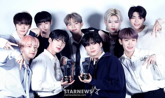 그룹 제로베이스원(ZEROBASEONE)이 서울 종로구 스타뉴스 사옥에서 진행된 '2023 아시아 아티스트 어워즈 인 필리핀'(2023 Asia Artist Awards IN THE PHILIPPINES, 이하 2023 AAA) 수상 인터뷰에 앞서 포즈를 취하고 있다.  제로베이스원은 '2023 AAA'에서 AAA 신인상, AAA 베스트 뮤지션상을 수상했다.  제로베이스원은 지난해 7월 데뷔한 이후 지금까지 국내 유력 시상식에서 신인상 9관왕을 포함, 총 15개 트로피를 들어올렸다. 앨범 /사진=김창현