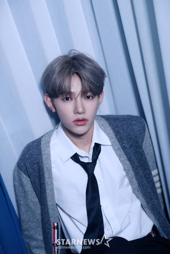 그룹 제로베이스원(ZEROBASEONE) 장하오가 서울 종로구 스타뉴스 사옥에서 진행된 '2023 아시아 아티스트 어워즈 인 필리핀'(2023 Asia Artist Awards IN THE PHILIPPINES, 이하 2023 AAA) 수상 인터뷰에 앞서 포즈를 취하고 있다.  제로베이스원은 '2023 AAA'에서 AAA 신인상, AAA 베스트 뮤지션상을 수상했다.  제로베이스원은 지난해 7월 데뷔한 이후 지금까지 국내 유력 시상식에서 신인상 9관왕을 포함, 총 15개 트로피를 들어올렸다. /사진=김창현