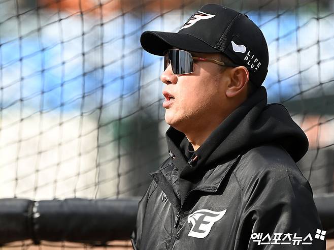 17일 부산 사직야구장에서 진행된 2024 신한 SOL Bank KBO리그 한화 이글스와 롯데 자이언츠의 시범경기, 한화가 14-2 대승을 거두면서 2연전을 연승으로 마감했다. 최원호 감독은 선발투수 류현진과 집중력을 발휘한 타자들에 대해 칭찬했다. 엑스포츠뉴스 DB