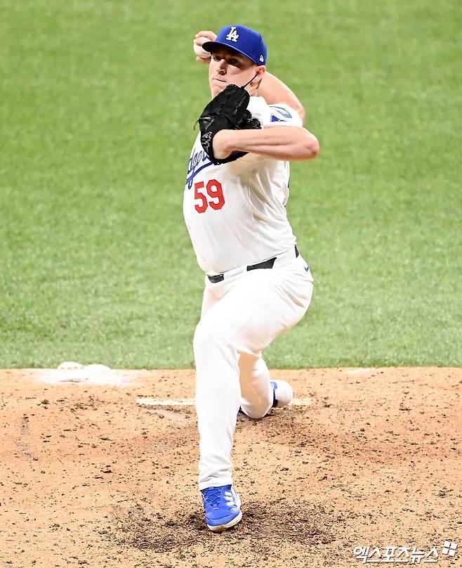17일 서울 구로구 고척스카이돔에서 열린 메이저리그 월드투어 서울시리즈 2024 스페셜 매치 키움 히어로즈와 LA 다저스의 경기, 7회말 LA 에반 필립스가 역투하고 있다. 고척, 김한준 박지영 기자