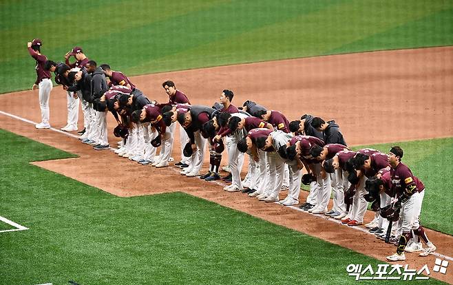 17일 서울 구로구 고척스카이돔에서 열린 메이저리그 월드투어 서울시리즈 2024 스페셜 매치 키움 히어로즈와 LA 다저스의 경기, 경기 종료 후 키움 선수들이 관중석을 향해 인사하고 있다. 고척, 김한준 박지영 기자