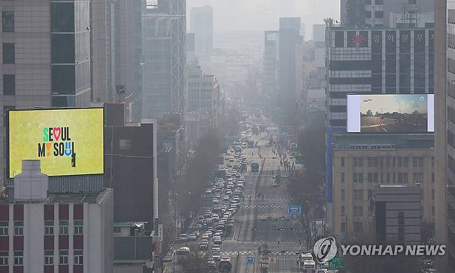 회색빛 도심 (서울=연합뉴스) 김도훈 기자 = 올봄 첫 황사 유입으로 미세먼지 수준이 나쁨을 기록한 17일 오전 서울 종로 일대가 뿌옇게 보인다. 2024.3.17 superdoo82@yna.co.kr