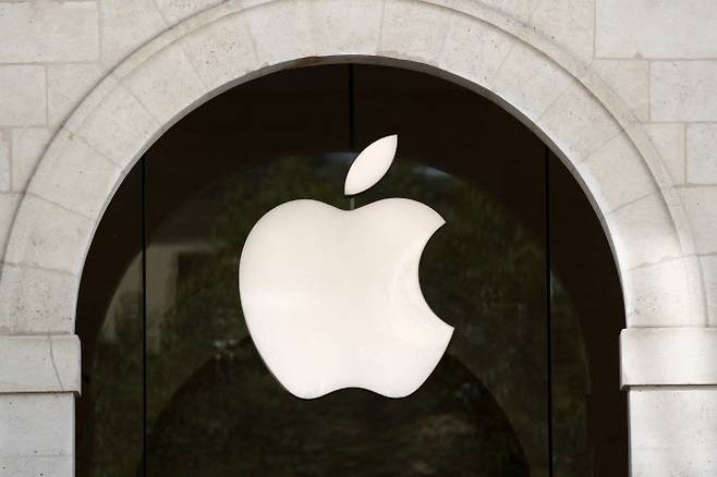 FILE PHOTO: An Apple logo is pictured in an Apple store in Paris, France September 17, 2021. REUTERS/Gonzalo Fuentes/File Photo