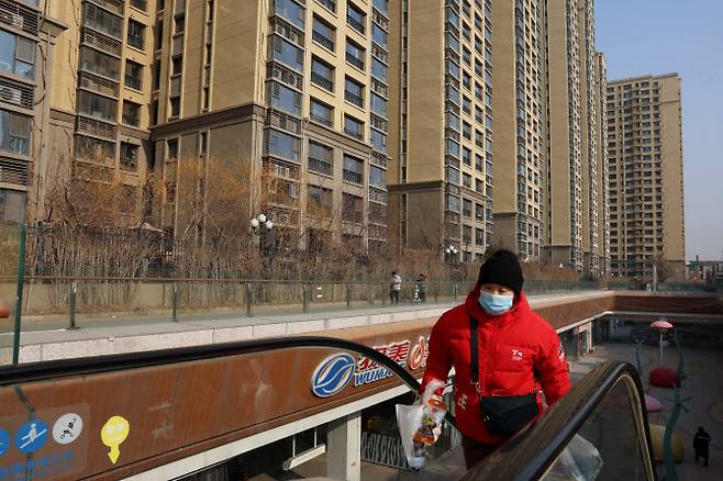 중국 베이징에서 한 여성이 부동산 개발업체 헝다그룹이 지은 주거용 건물 인근에 설치된 에스컬레이터를 올라가고 있다. (사진=연합뉴스)