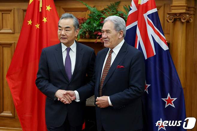 18일(현지시간) 뉴질랜드 웰링턴에서 왕이 중국 외교부장관과 윈스턴 피터스 뉴질랜드 외교부 장관이 악수를 나누고 있다. 2024.03.18/ ⓒ AFP=뉴스1 ⓒ News1 권진영 기자