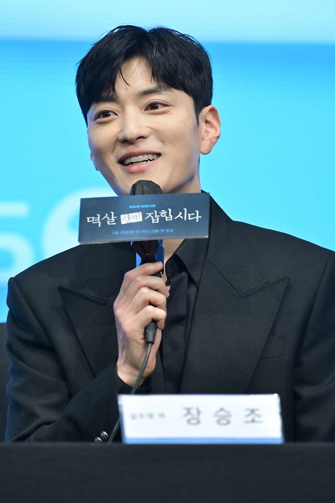 18일 오후 서울 구로구 신도림동 디큐브시티 더 세인트에서 KBS2 월화드라마 ‘멱살 한번 잡힙시다’ 제작발표회가 열렸다. 장승조가 질문에 답변하고 있다. 사진 | KBS