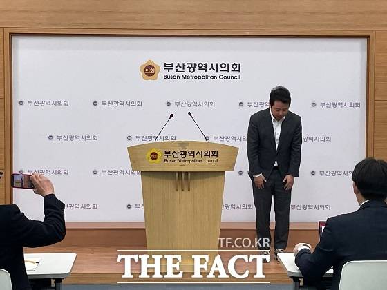 부산 수영의 국민의힘 장예찬 후보가 15일 오후 부산시의회 브리핑룸에서 "제가 20대 초중반이던 시절, 12년 전 페이스북에 남긴 글들로 인해 국민께 심려를 끼쳐드려 진심으로 사과드린다"고 이같이 밝혔다. 이는 과거 본인의 SNS에 올린 막말 논란에 대한 '대국민 사과 기자회견'이다./부산시의회.