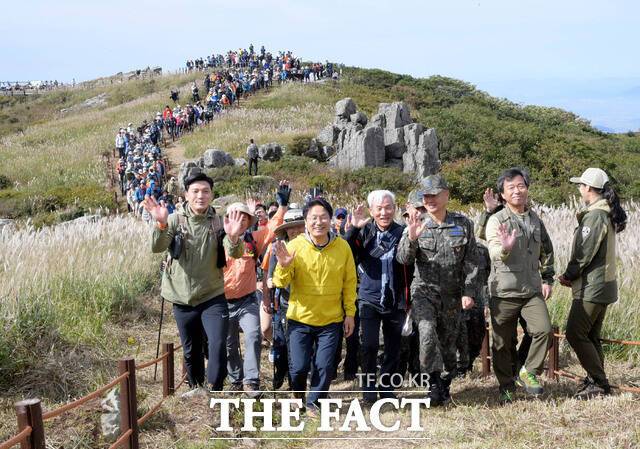 강기정 광주시장이 지난해 9월 23일 무등산 서석대 일원에서 열린 '무등산 정상 상시개방 개통식'에 참석해 이태규 제1전투비행단장, 이명노 광주시의원, 시민들과 인왕봉으로 오르고 있다./더팩트DB