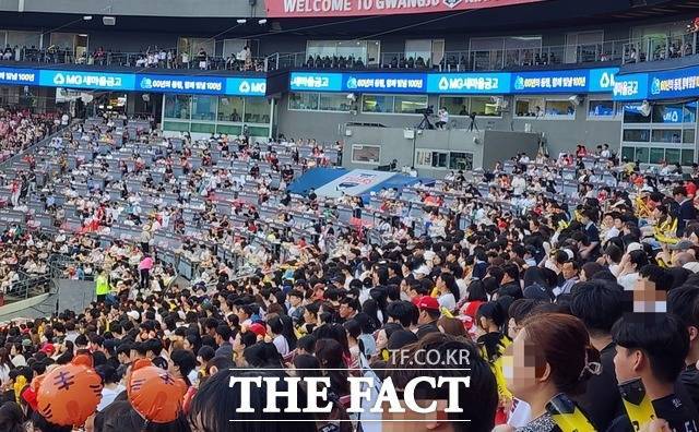 지난해 광주 KIA 챔피언스필드에서 열린 기아-KT 경기를 보러온 관중들이 경기를 관람하는 모습. 광주 KIA 챔피언스필드는 전국 야구팬들이 찾는 명소로 꼽힌다./더팩트DB